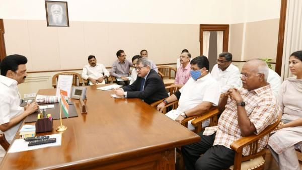 “1,60,000 ரூபாய் செலவு இனி, 80 ஆயிரமாகக் குறையும்” - பத்திரப் பதிவர்கள் சொல்லும் ‘குட் நியூஸ்’