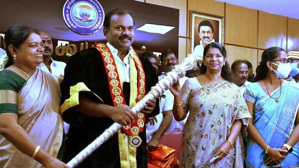 அக்கா அமைச்சர் - தம்பி மேயர்! முற்றும் மோதல் குமுறும் திமுக நிர்வாகிகள்! விழிபிதுங்கும் அதிகாரிகள்!