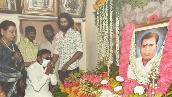 தந்தை அழகர்சாமியின் 100வது பிறந்தநாள்.. கைகளை கூப்பி உருகிய விஜயகாந்த்.. அச்சு அசல் 