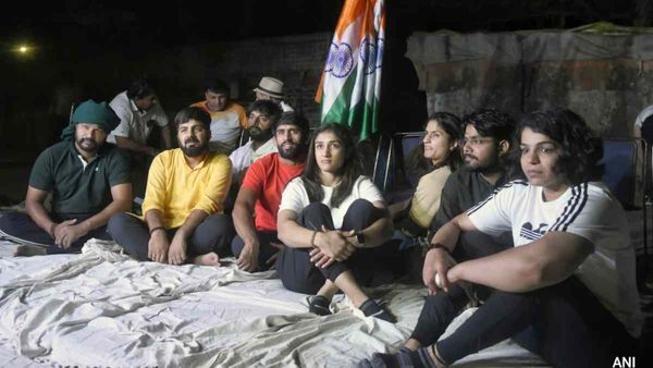 பாஜகவின் பிரிஜ் பூஷனுக்கு எதிராக தொடங்கியது போராட்டம்.. அரசியல் ஆதரவை நாடும் மல்யுத்த வீரர்கள்