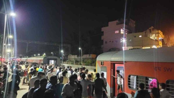 மைசூர்-தூத்துக்குடி எக்ஸ்பிரஸ் ரயிலில் திடீரென உடைந்த இணைப்பு.. பிரிந்துபோன பெட்டிகள்! பதறிய பயணிகள்