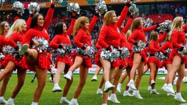 இளசுகளை ஈர்க்கும் இளம்பெண்கள்.. ஐபிஎல் சீயர் லீடர்ஸ்களின் சம்பளம் இதுதான்! என்ன வியப்பா இருக்குதா?