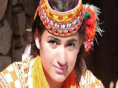 கவர்ச்சி + இளமை ஊஞ்சலாடும் 