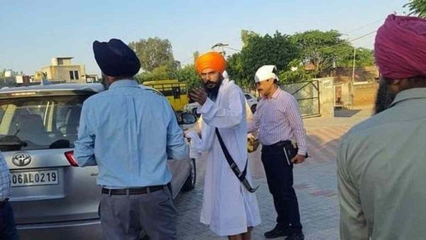 அம்ரித்பால் சரணடைந்தாரா? பஞ்சாப் போலீஸ் துப்பாக்கி முனையில் வளைத்து கைது செய்ததா? நடந்தது என்ன?