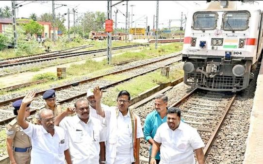 தமிழகம் முழுவதும் காங்கிரஸ் ரயில் மறியல் போராட்டம்.. சென்னை ஆவடியில் ரயில் சேவை பாதிப்பு