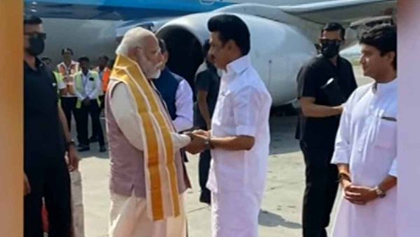 கிட்ட போயி.. மோடி கையை கெட்டியாக பிடித்து கொண்ட ஸ்டாலின்.. ஸ்நேக புன்னகை + இழையோடிய நெருக்கம்.. அட