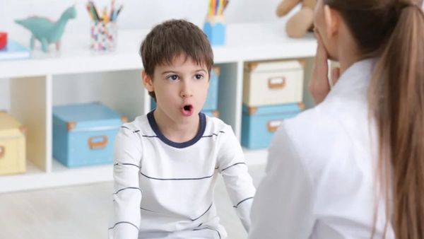 குழந்தைக்கு திக்குவாய் வருவதற்கான காரணம் என்ன? இதை எப்படி சரி செய்வது?