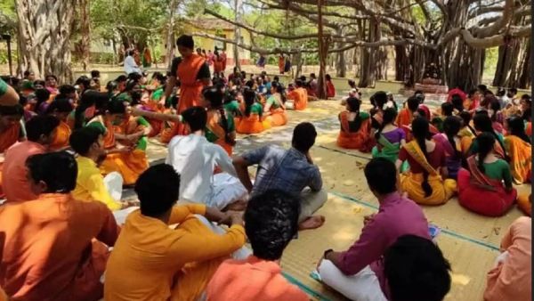 4 பேராசிரியர்கள் மீது டிஸ்மிஸ் நடவடிக்கை.. செமஸ்டர் தேர்வுக்காக கல்லூரிக்கு சென்ற கலாஷேத்ரா மாணவிகள்