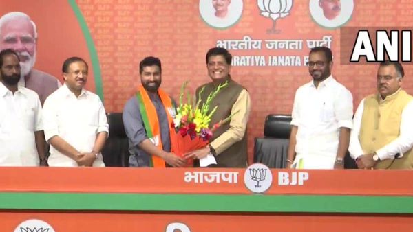 அடுத்த ஷாக்.. காங்., மூத்த தலைவர் ஏகே அந்தோணியின் மகன் பாஜகவில் இணைந்தார்.. கேரளாவில் செம ட்விஸ்ட்