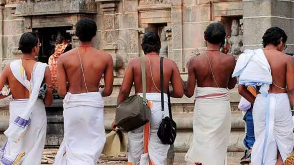 மனித சங்கிலியை கைவிட்ட அர்ச்சகர்! 7 பேரில் 2 பேரை காப்பாற்றிய மக்கள்.. நங்கநல்லூரில் திக் திக்!