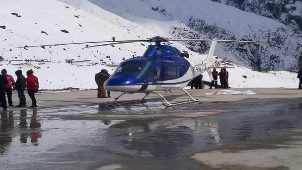 ஹெலிகாப்டர் முன் ‛செல்பி’.. நொடியில் உடலை கிழித்த இறக்கைகள்.. அரசு அதிகாரி துடிதுடித்து பலி.. ஷாக்