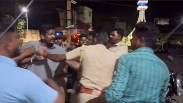 பூட்ஸ் காலால் முகத்திலேயே உதை! போராட்டம் நடத்தியவர் மீது கொடூர தாக்குதல்! நாகையில் நள்ளிரவில் பரபர