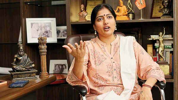 இதுவே முஸ்லிமா இருந்தால்.. தீவிரவாத முத்திரை! வெடிபொருள் வைத்தது பாஜக நிர்வாகியாச்சே -காயத்ரி கேள்வி