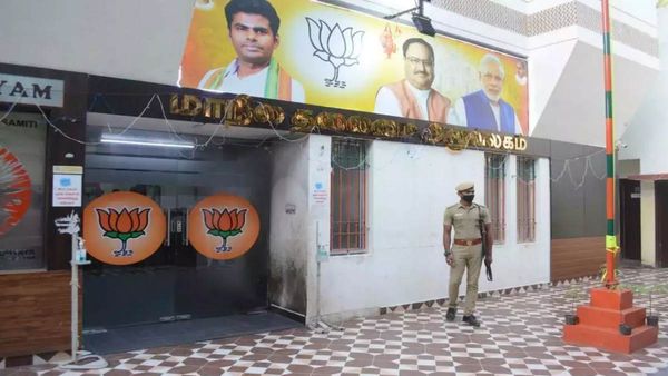 பாஜக அலுவலகத்தில் திடீரென குவிக்கப்பட்ட போலீசார்.. தீவிர சோதனை.. காரணம் இந்த 2 மேட்டர் தான்!