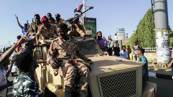 பற்றி எரியும் சூடான்.. எங்கும் வெடிகுண்டு சத்தம்! ராணுவத்திற்குள் வெடித்த மோதல்! என்னதான் பிரச்சனை?