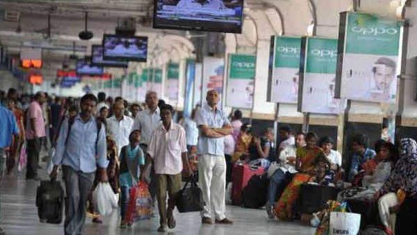 எல்.இ.டி திரையில் 'அந்த வாசகங்கள்..' கண்ணை மூடிய பெண்கள்.. அதகளமான ரயில் நிலையம்.. இந்தியாவில் தான்