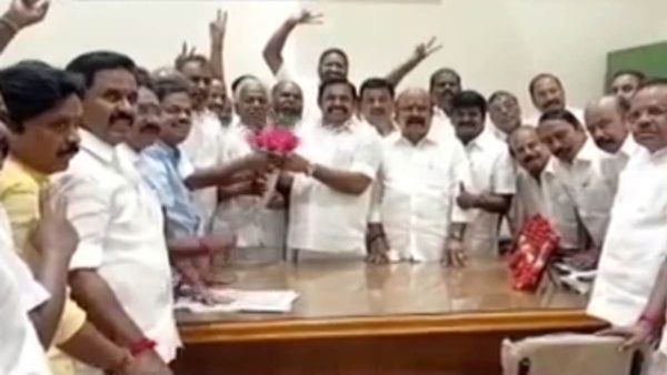 ஸ்வீட் + சிரிப்பு.. பேரவையிலேயே கொண்டாடிய எடப்பாடி.. மகிழ்ச்சி வெள்ளத்தில் அதிமுக எம்.எல்.ஏக்கள்!