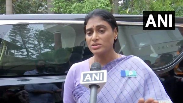 போலீசார் அத்துமீறல்.. பெண் போலீசார் என் விரலை உடைக்க முயன்றனர்.. ஒய்.எஸ்.ஷர்மிளா பரபர குற்றச்சாட்டு!