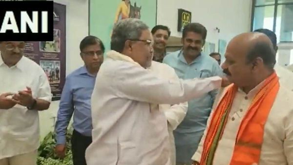 அரசியலில் தான் எதிரி.. பார்த்ததுமே தோளில் தட்டிக்கொடுத்த சித்தராமையா! அரவணைத்த பொம்மை!நெகிழ்ச்சி