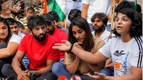 கரண்ட்டும் இல்லை..தொடர்ந்து போராட்டம் செய்த மல்யுத்த வீராங்கனைகள்..டெல்லி போலீஸ் மீது குற்றச்சாட்டு