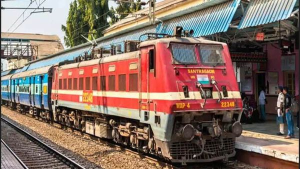 இனி ரயில் பயணிகள் புகார் தரும் வகையில் நடந்து கொள்ளக் கூடாது.. திருநங்கைகளுக்கு போலீஸார் அட்வைஸ்