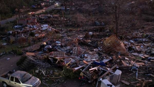 ஆட்டம் கண்ட அமெரிக்கா.. 170 மைல் வேகத்தில் தாக்கிய சூறாவளி.. பலி எண்ணிக்கை அதிகரிப்பால் மக்கள் அச்சம்