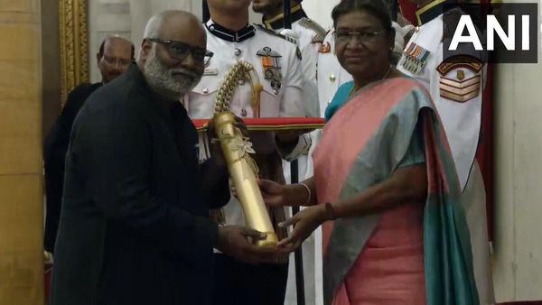 “நாட்டு நாட்டு”.. ஆஸ்கரை தொடர்ந்து குடியரசு தலைவரிடம் பத்மஸ்ரீ விருது பெற்றார் இசையமைப்பாளர் கீரவாணி