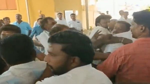 மாஜி அமைச்சரை அடிக்க பாய்ந்த அதிமுக நிர்வாகி.. உறுப்பினர் சேர்க்கையின்போது மோதல்.. பாதியில் ஓட்டம்!