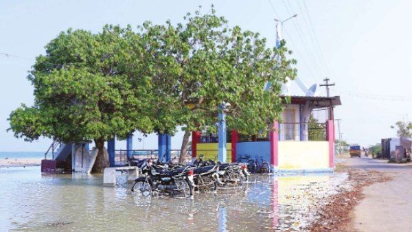 தூத்துக்குடியில் வழக்கத்துக்கு மாறாக கொந்தளித்த கடல்.. 60 அடி தூரம் பாய்ந்து வந்த கடல் நீர்!