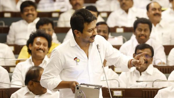 பி.இ.டி பீரியடை கணக்கு டீச்சர்கள் கடன் வாங்கின காலம் முடிஞ்சுது.. சட்டசபையில் அமைச்சர் உதயநிதி கலகல!