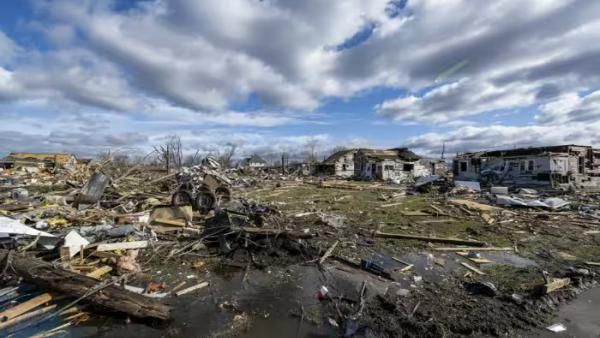 புரட்டி போட்ட புயல்! கிழித்தெறிந்த சூறாவளி.. தொடரும் உயிரிழப்புகள்! அவசரநிலையை அறிவித்த அமெரிக்கா