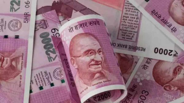  ஷாக்! ரூ.2000 வாபஸ் பெறப்பட்ட அதே நாளில்.. அரசு அலுவலகத்தில் சிதறி கிடந்த ரூ.2000 நோட்டுகள்