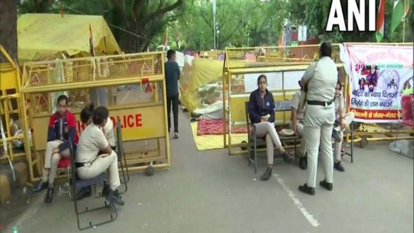போர்க்களமான மல்யுத்த வீராங்கனைகள் போராட்டம்- பல்லாயிரக்கணக்கான விவசாயிகள் முற்றுகை- போலீஸ் குவிப்பு!