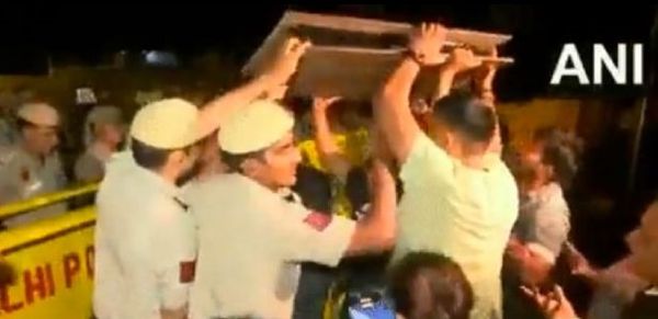 பாலியல் தொல்லை.. போராடும் மல்யுத்த வீரர்கள்-போலீசார் இடையே மோதல்.. பறந்த பெட்கள்.. பரபர டெல்லி