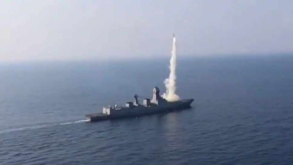 இனி எதுவும் தப்ப முடியாது! அசுர வேகத்தில் பாயும் நவீன ஏவுகணை.. கடலுக்கே பயம் காட்டும் இந்திய கடற்படை