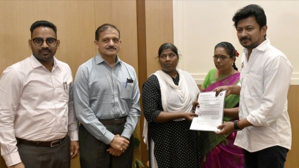 பார்வையற்ற மாற்றுத்திறனாளி பெண்ணுக்கு அரசுப் பணி! நேரில் ஆணை வழங்கிய உதயநிதி ஸ்டாலின்!