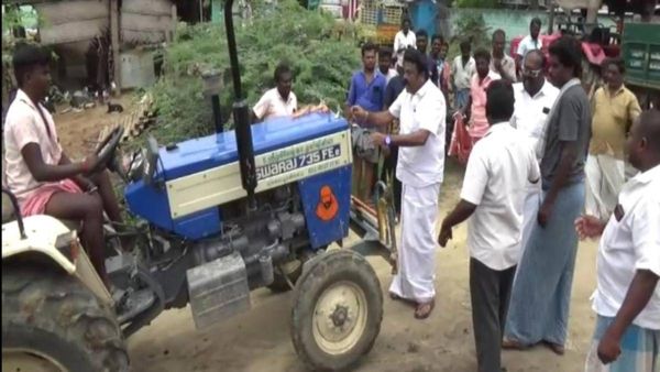 ஏத்திருவியோ.. மண் அள்ளிய டிராக்டரை மறித்த அதிமுக முன்னாள் அமைச்சர்.. ஏற்ற முயன்றதால் பரபரப்பு!