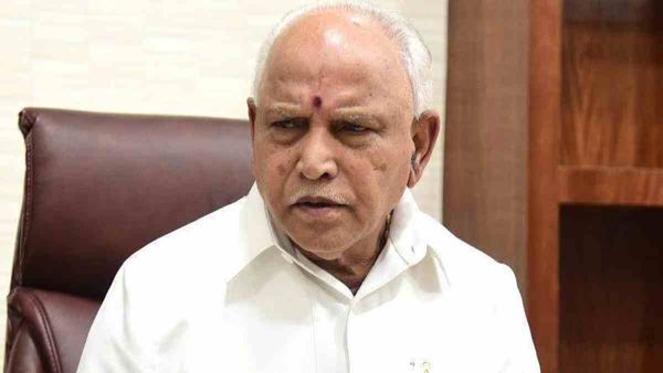 நள்ளிரவில் பரிசு பொருட்கள்! பாஜக பிரமுகர் வீட்டிலேயே வீசி எறிந்த மக்கள்! எடியூரப்பா கிராமத்தில் பரபர