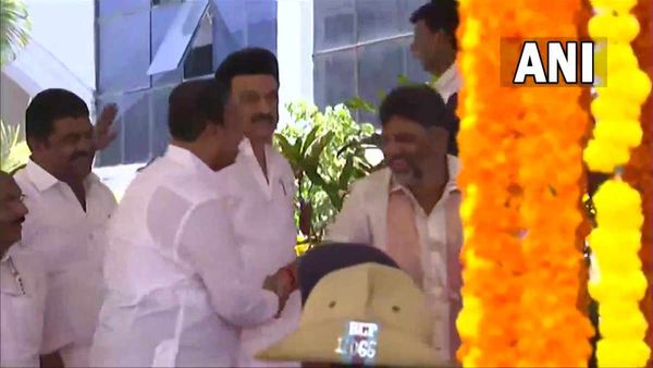 பெங்களூருவில் கட்டி அணைத்து வரவேற்ற டி.கே. சிவக்குமார்..அன்னப்பறவை ஓவியத்தை பரிசளித்த மு.க.ஸ்டாலின்