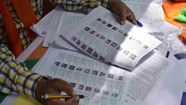 மரத்தில் தூக்கில் தொங்கிய பாஜக வாக்குச்சாவடி பிரமுகர்.. கர்நாடகாவில் பரபரப்பு