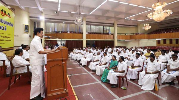 திமுக மாவட்டச் செயலாளர்களுக்கு புது அசைன்மெண்ட்! 3 நாட்களுக்கு சாதனை விளக்கப் பொதுக்கூட்டங்கள்!