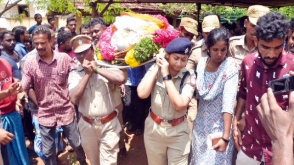 மஞ்சுவிரட்டில் உயிரிழந்த காவலர்.. உடலை மயானம் வரை சுமந்து சென்ற புதுக்கோட்டை எஸ்பி வந்திதா பாண்டே!