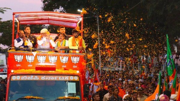 பிரதமர் மோடியை நோக்கி செல்போன் வீசியது யார்?பின்னணியில் பாஜக பெண் தொண்டராம்! பரபர தகவல்