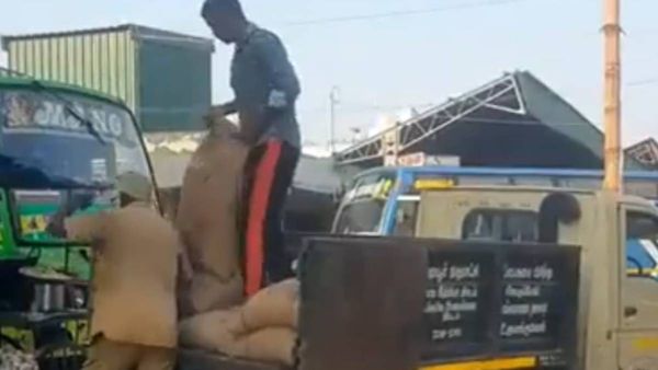 குப்பை அள்ளும் வண்டியில் அம்மா உணவகத்திற்கு வந்த உணவுப் பொருட்கள்.. பொதுமக்கள் ஷாக்! அதிமுக ஆவேசம்!