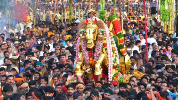 விண்ணை முட்டும் அளவுக்கு கோவிந்தா கோஷம் .. பச்சைப்பட்டுடுத்தி வைகை ஆற்றில் இறங்கினார் கள்ளழகர்