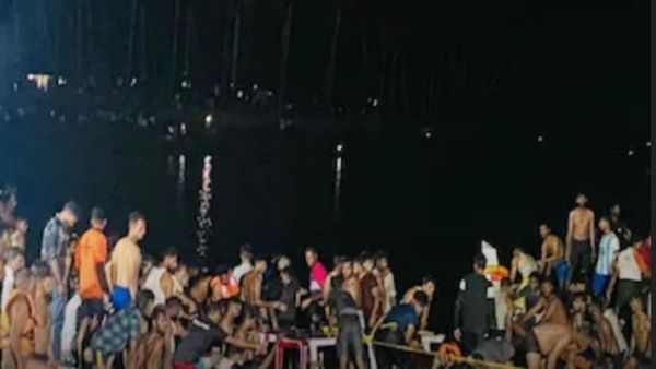 சுற்றுலா படகு கவிழ்ந்து “நீருக்குள் மூழ்கிய 40 பேர்