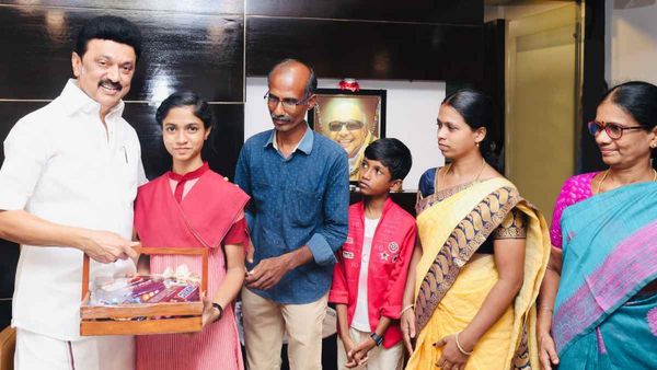 பிளஸ் 2வில் 600/600.. மாணவியை நேரில் வாழ்த்திய முதல்வர்.. உயர்கல்விக்கு உதவி..நெகிழ்ந்த நந்தினி