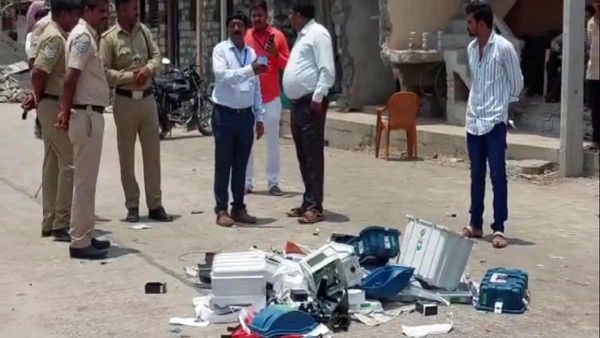 சின்ன சந்தேகம் தான்.. இவிஎம்-விவிபேட் இயந்திரங்களை உடைத்தெறிந்த மக்கள்.. கர்நாடகா தேர்தலில் பதற்றம்