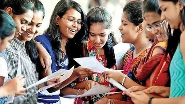 11 ஆம் வகுப்பு தேர்வு முடிவுகள்.. மாணவர்களை விட மாணவிகள் 7.37 சதவீதம் அதிகம் தேர்ச்சி