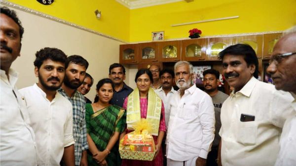 ஜீஜீ வீட்டில் யாரு? அட அமைச்சர் சேகர் பாபுவா.. கையில் இருந்த சர்ப்ரைஸ்.. தமிழ்நாட்டிற்கே பெருமைங்க